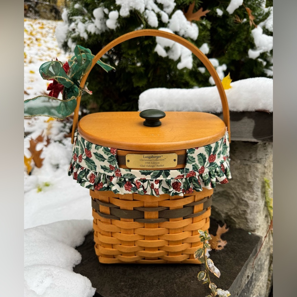 Vintage Christmas Wall Hanging Basket with Lid and Insert | Longaberger 1998